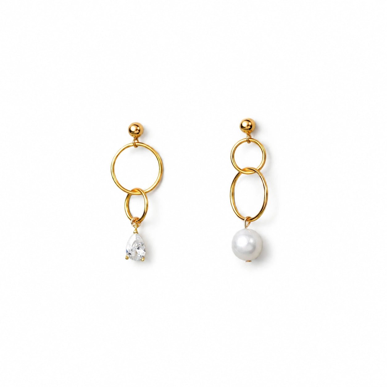Ashy | White Oval Baroque Pearl 18k Gold Asymmetric Hoop Earrings