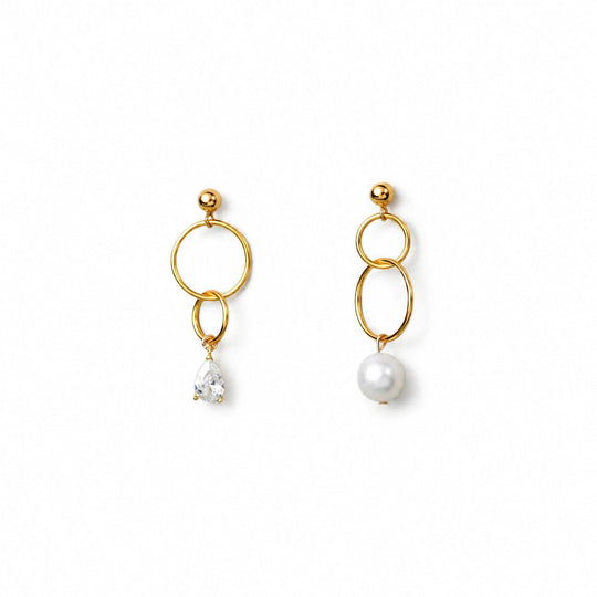 Ashy | White Oval Baroque Pearl 18k Gold Asymmetric Hoop Earrings