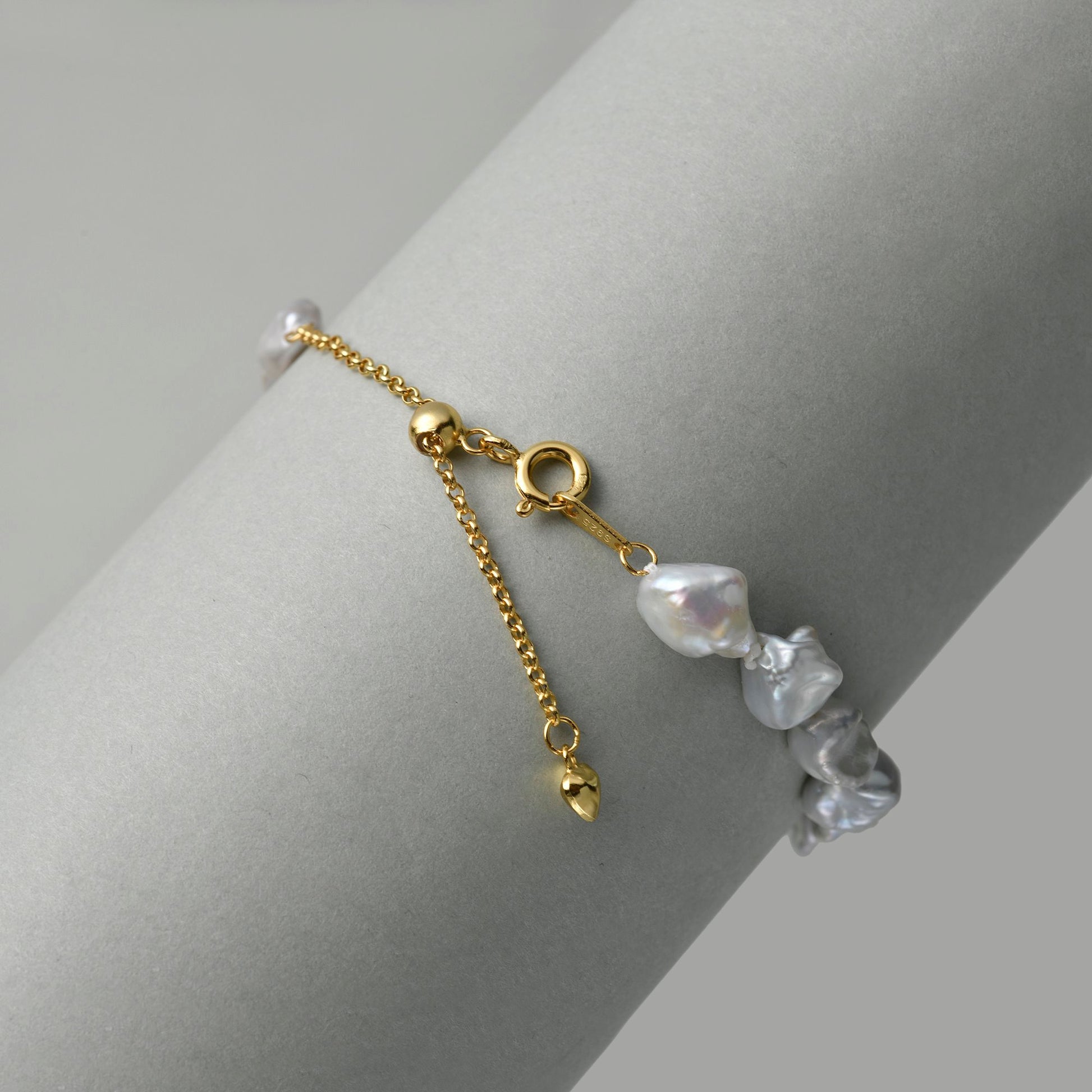 Adjustable clasp and extension chain detail of 18k gold-plated keshi bracelet