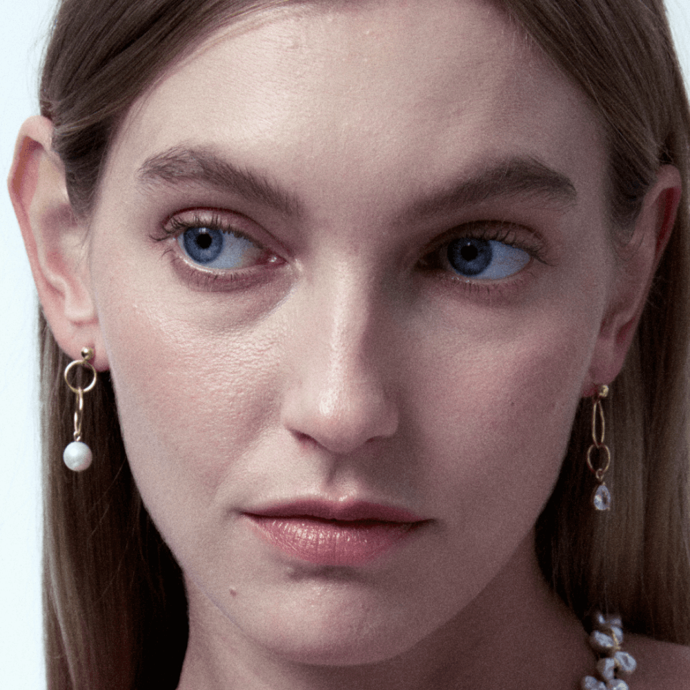 Ashy | White Oval Baroque Pearl 18k Gold Asymmetric Hoop Earrings