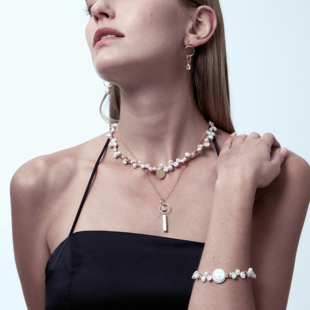 Ashy | White Oval Baroque Pearl 18k Gold Asymmetric Hoop Earrings