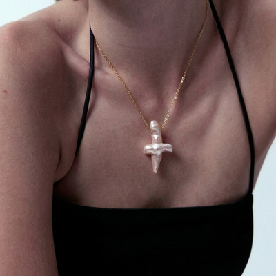 Pendentif croix baroque en perle