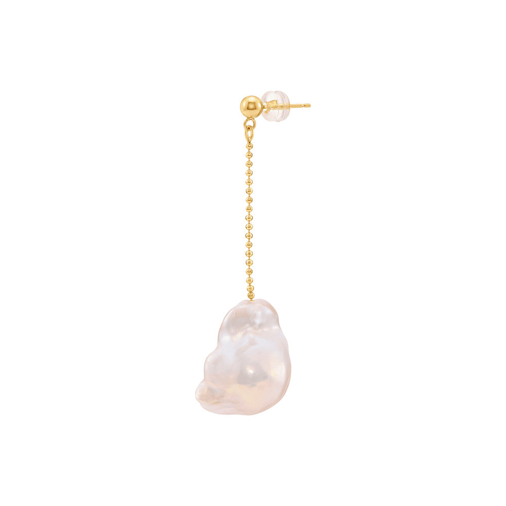 Detail view of 18k gold-plated ball post and chain on baroque pearl earring