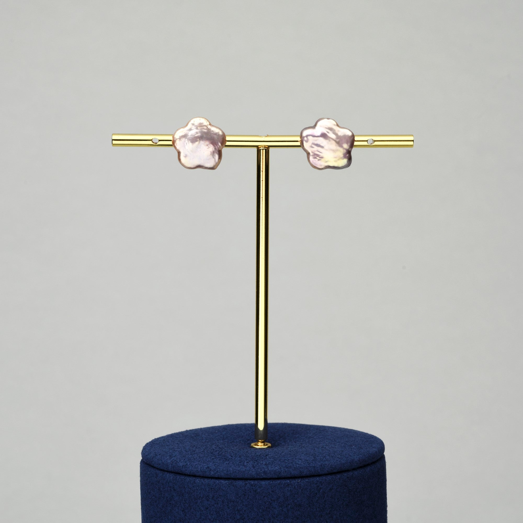 Boucles d'oreilles en perles baroques Flower Drift main thumbnail