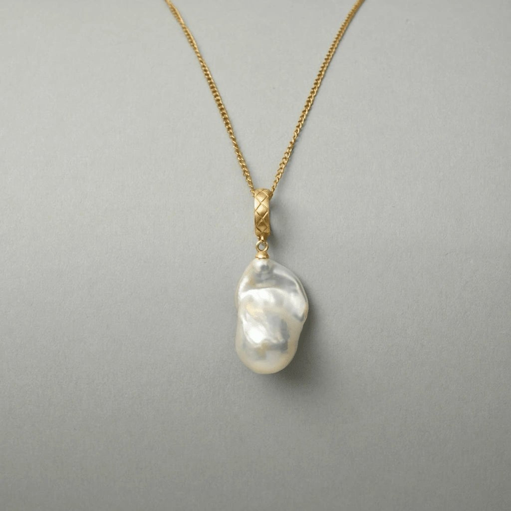 Dido | White Baroque Pearl 18k Gold Loop Pendant