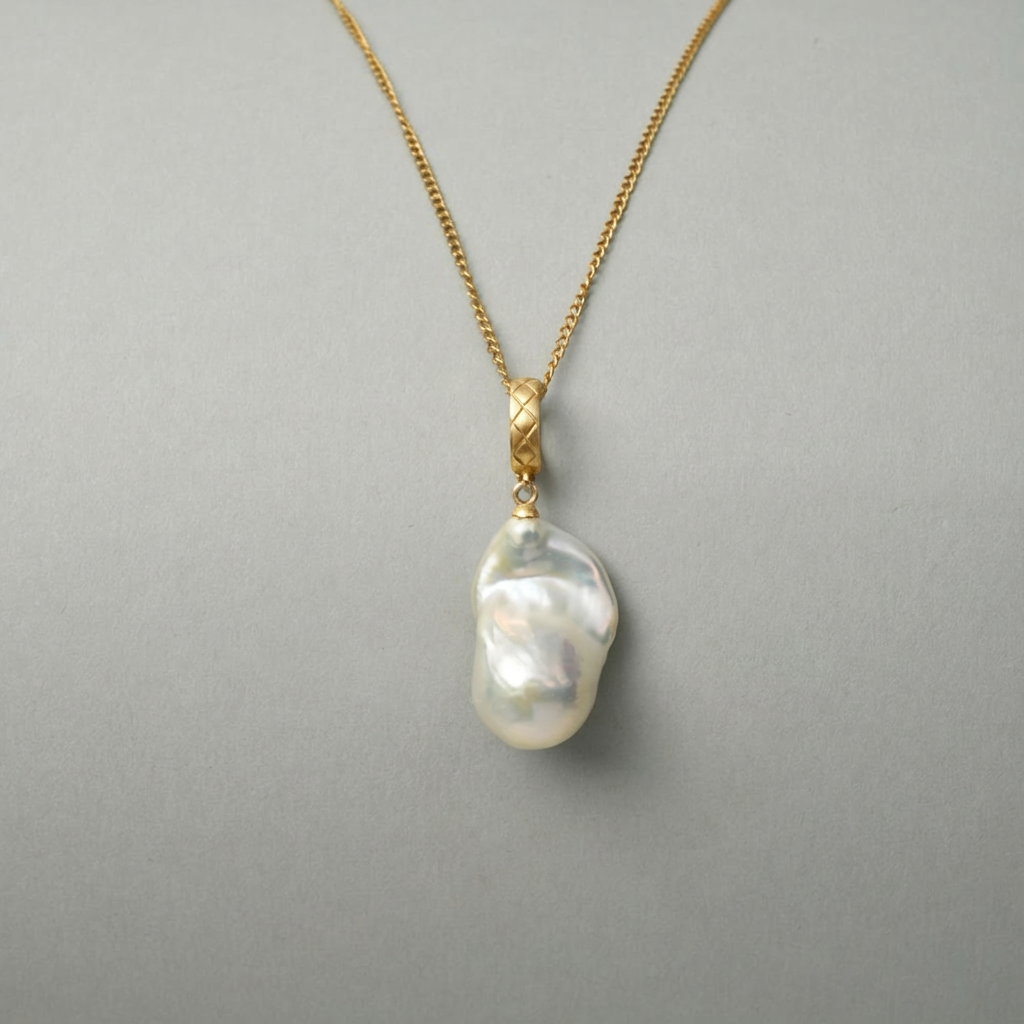 Pendentif baroque doré main thumbnail