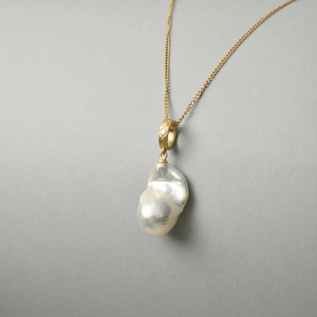 Dido | White Baroque Pearl 18k Gold Loop Pendant