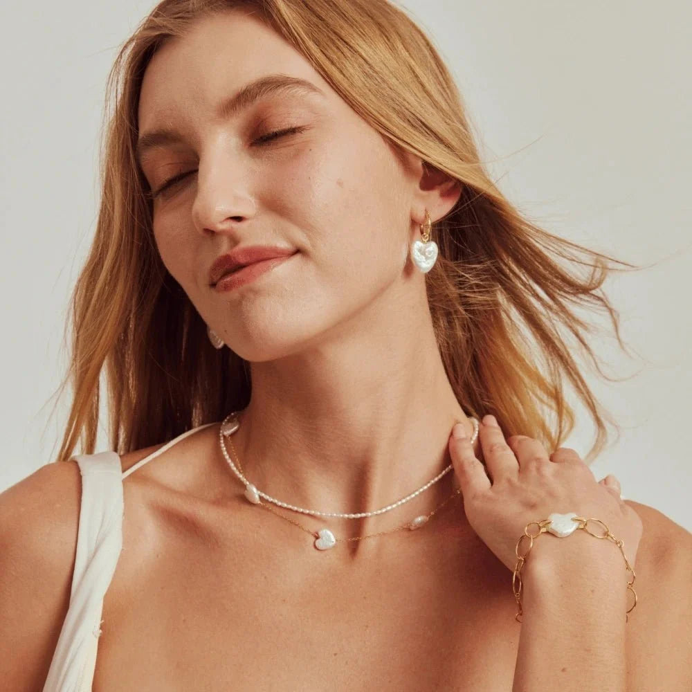 Hartt | White Heart Baroque Pearl 18k Gold Bracelet model view