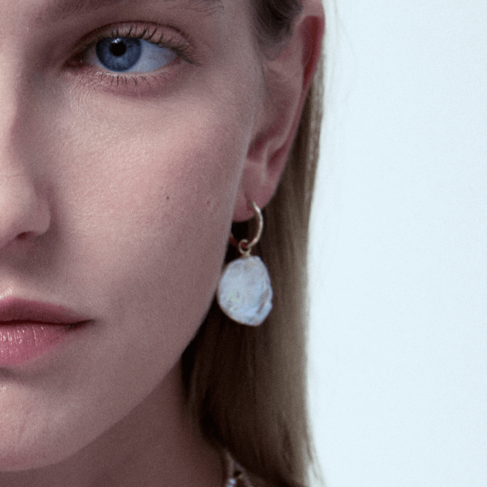 Gigi | White Petal Baroque Pearl 18k Gold Coin Earrings