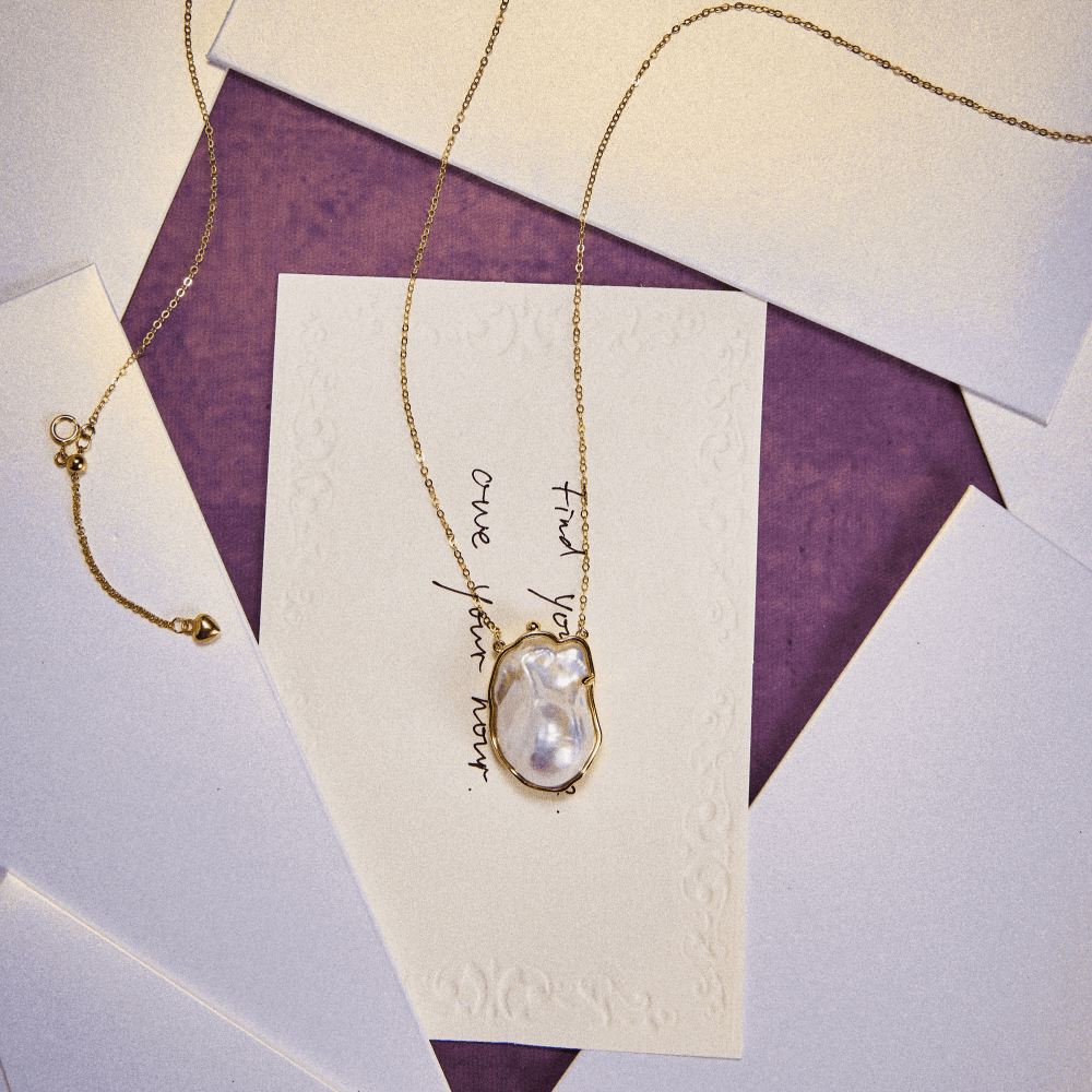 Shelly | White Baroque Pearl 18k Gold Frame Pendant