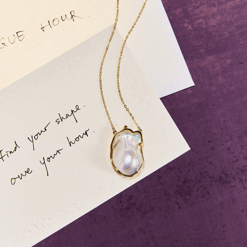 Shelly | White Baroque Pearl 18k Gold Frame Pendant