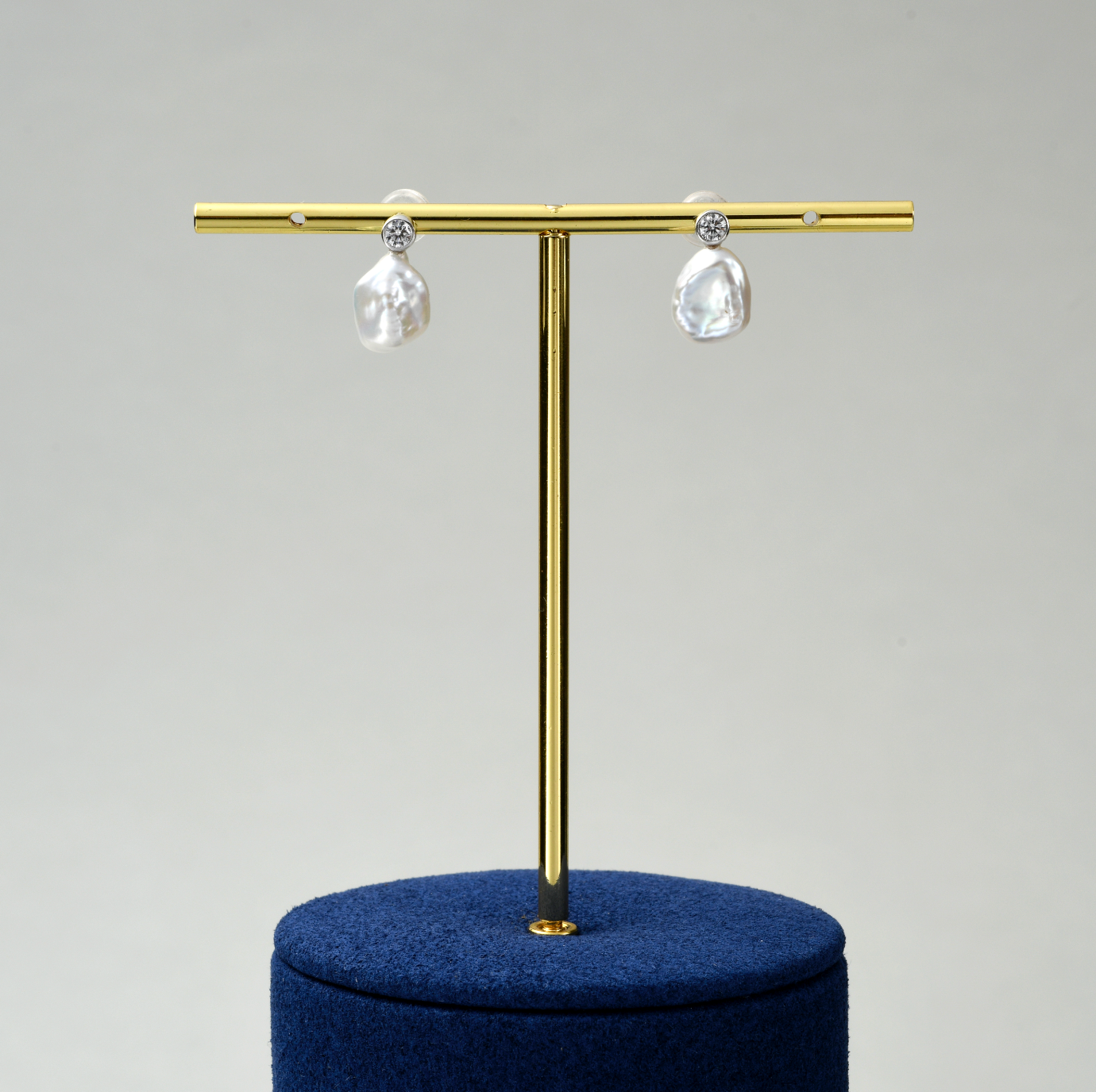 Boucles d'oreilles pendantes en perles baroques Halo main thumbnail