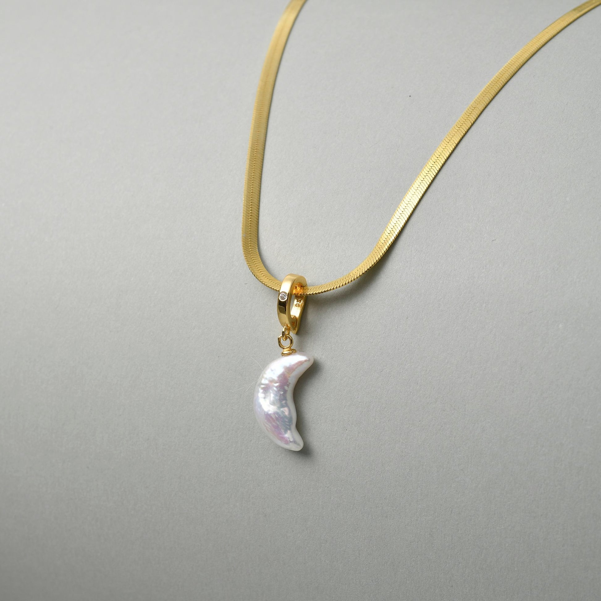 Magni | White Moon 18k Gold Snake Chain Pendant