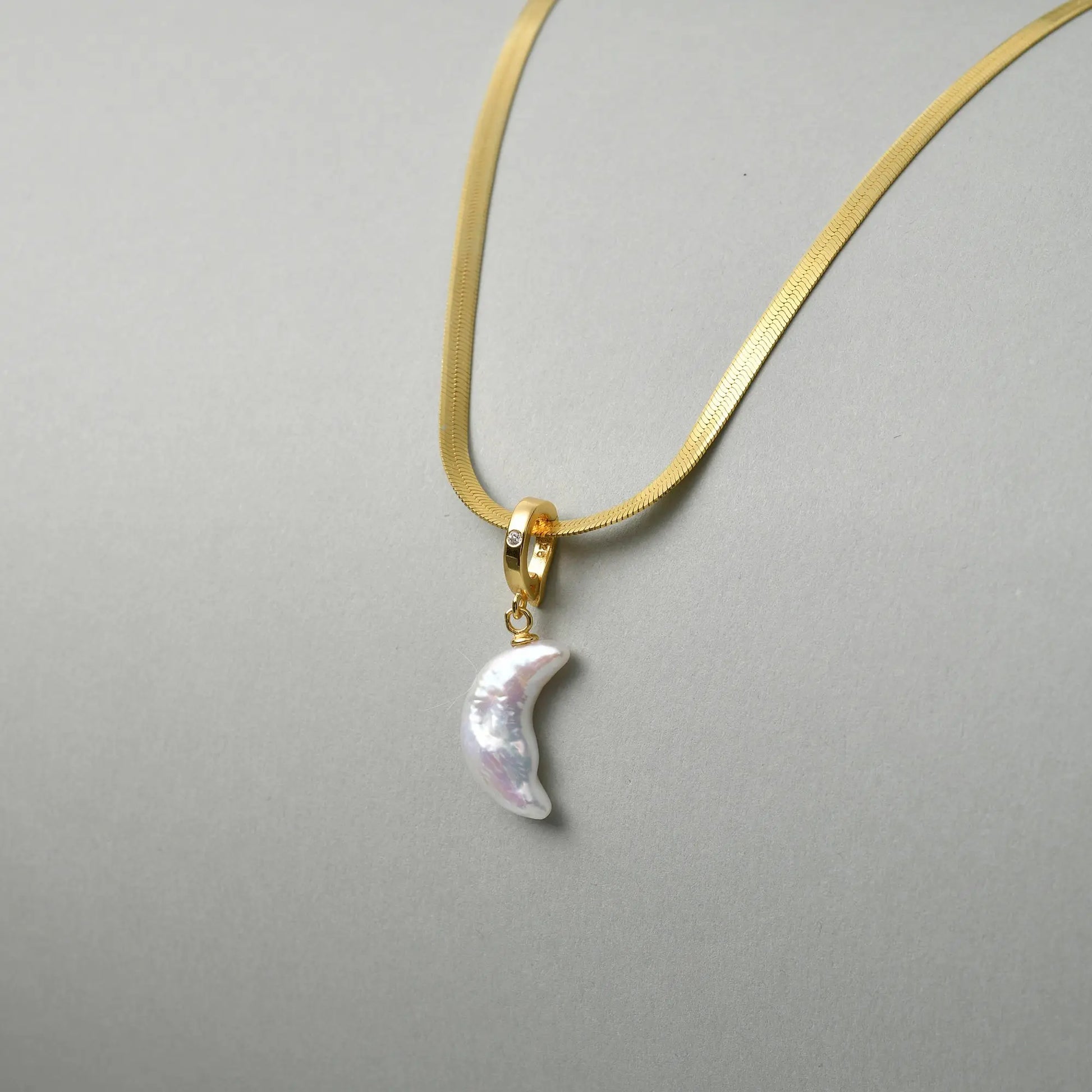 Magni | White Moon 18k Gold Snake Chain Pendant