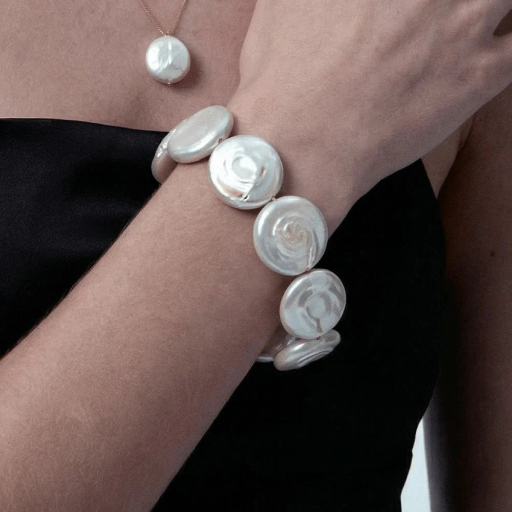 Roe coin pearl bracelet model view 1