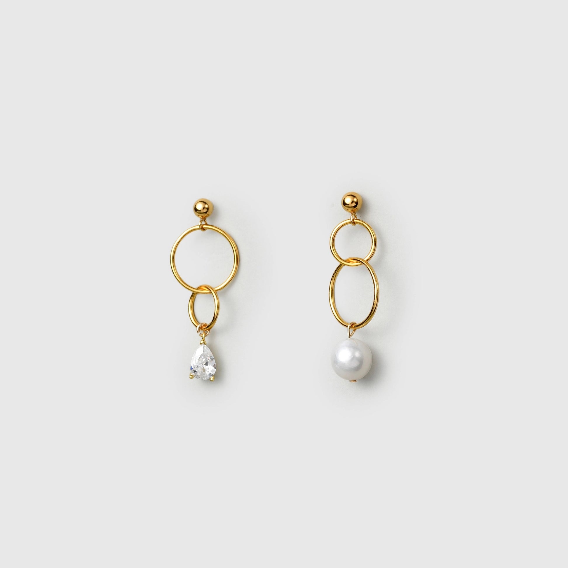 Ashy | White Oval Baroque Pearl 18k Gold Asymmetric Hoop Earrings