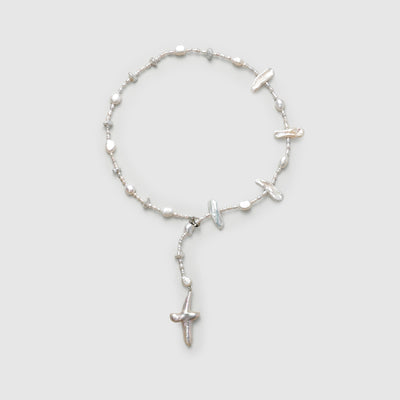 Collier en croix baroque avec perles et collage 
