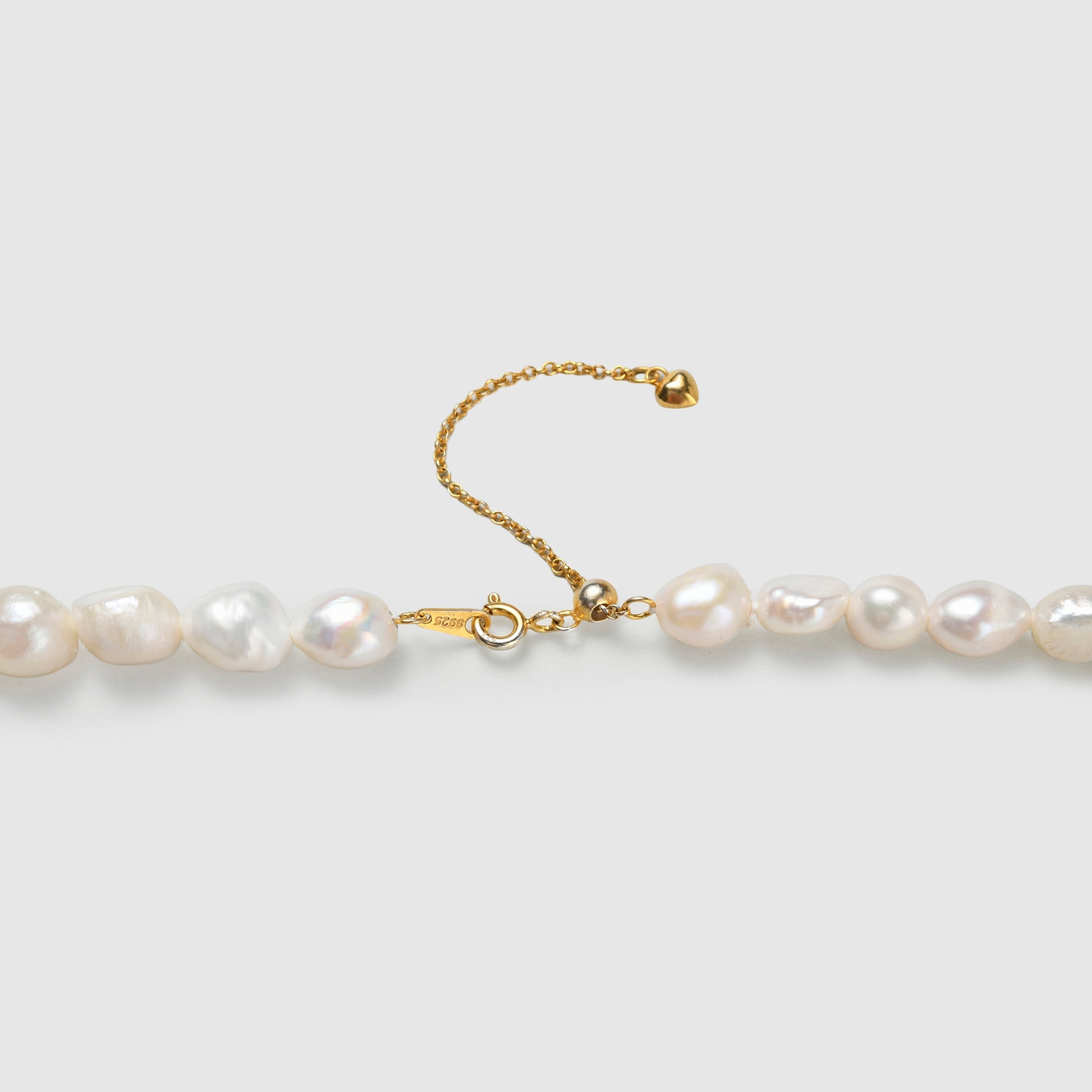 Baroque pearl choker adjustable clasp detail