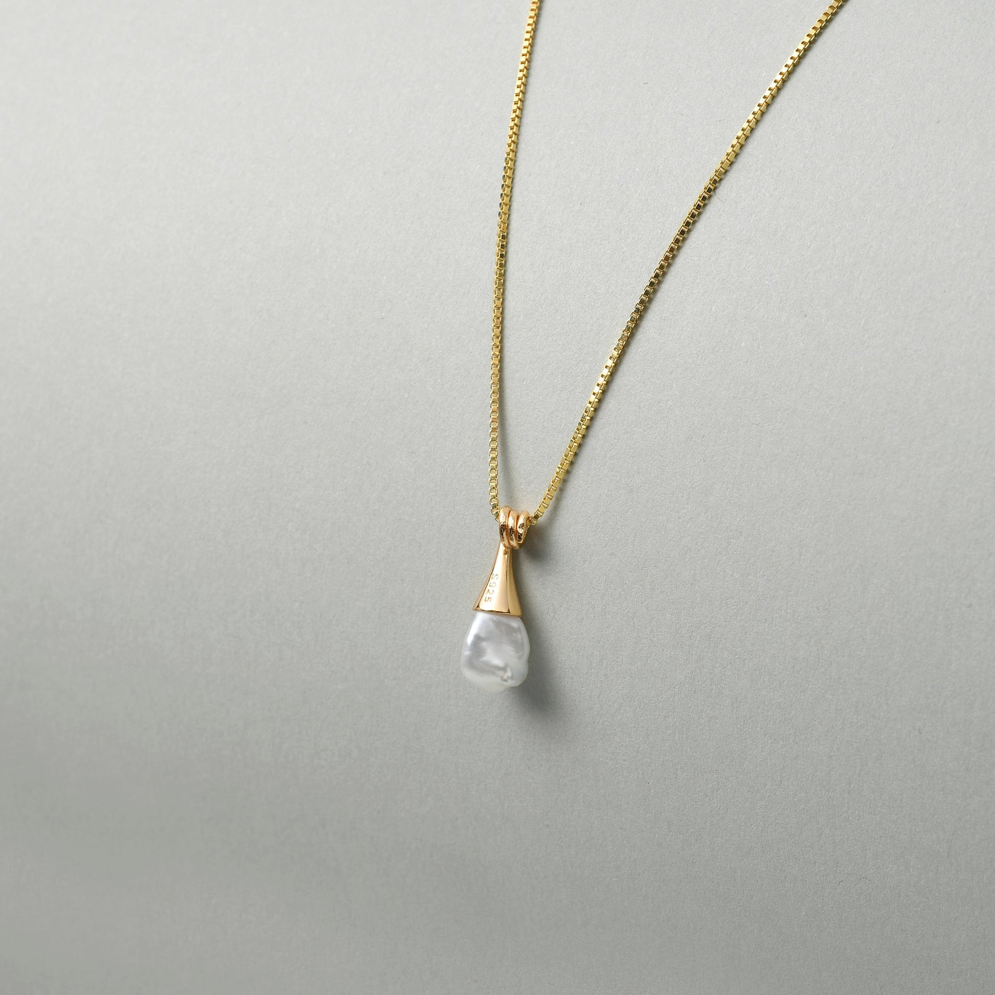 Sunlit Ripples blue Keshi pearl drop pendant 18k gold official close up studio shot