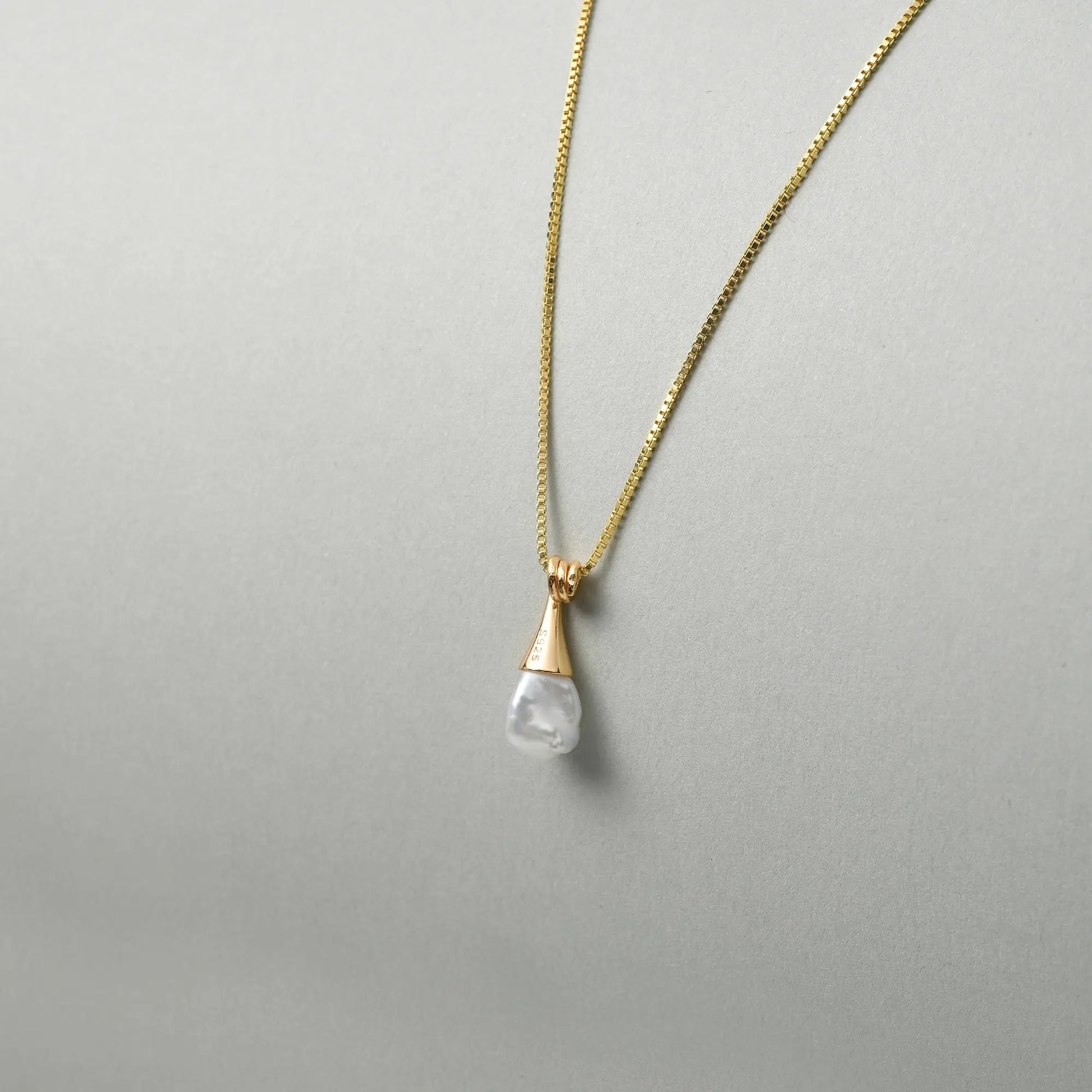 Gutta | Gray Keshi Baroque Pearl 18k Gold Pendant