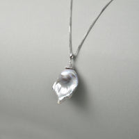 Baroque Grandeur Hat Pearl Pendant main thumbnail