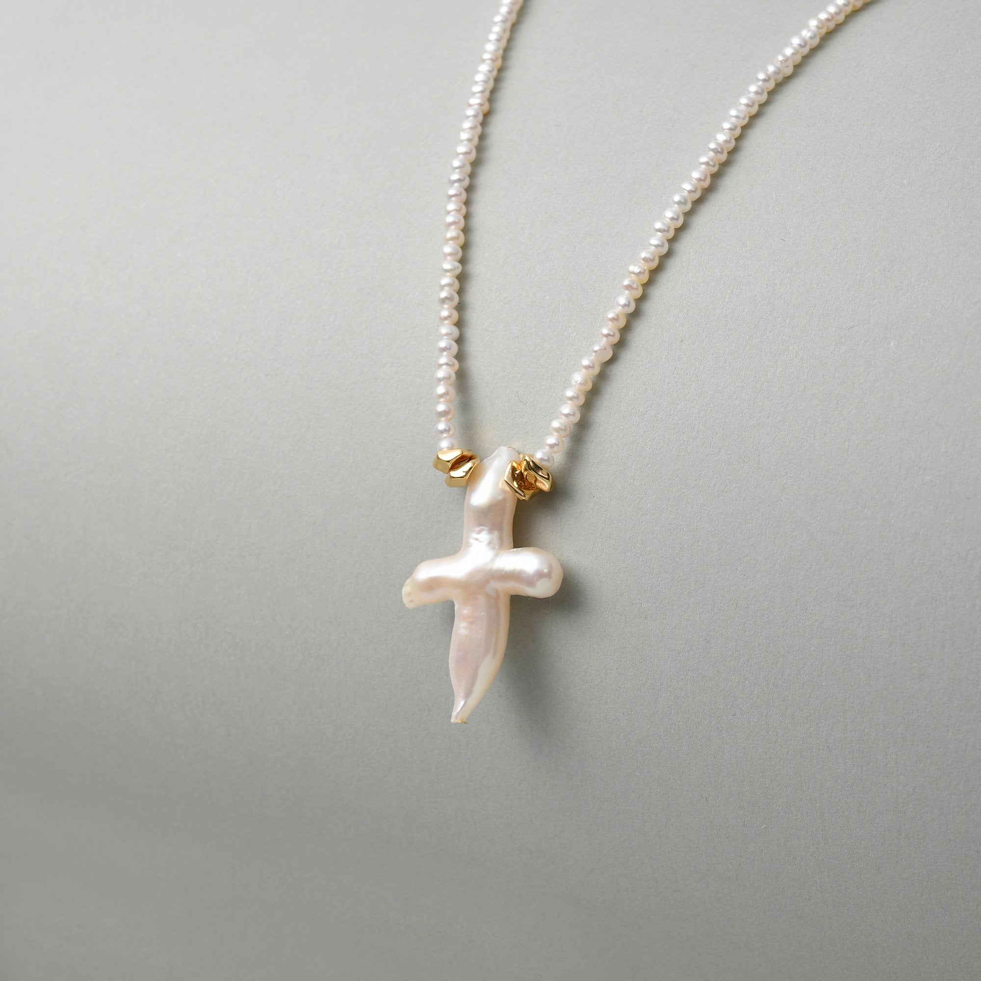 Pendentif croix baroque en perles avec rang de perles thumbnail 2