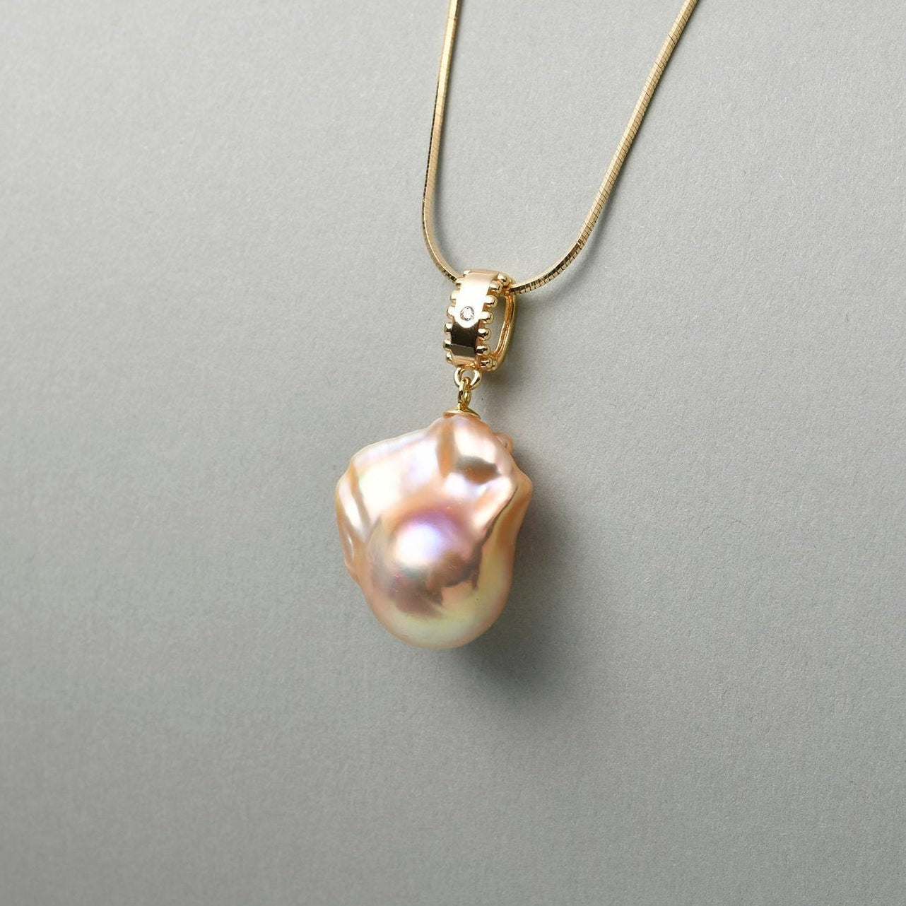 Pendentif en perle baroque irisée main thumbnail