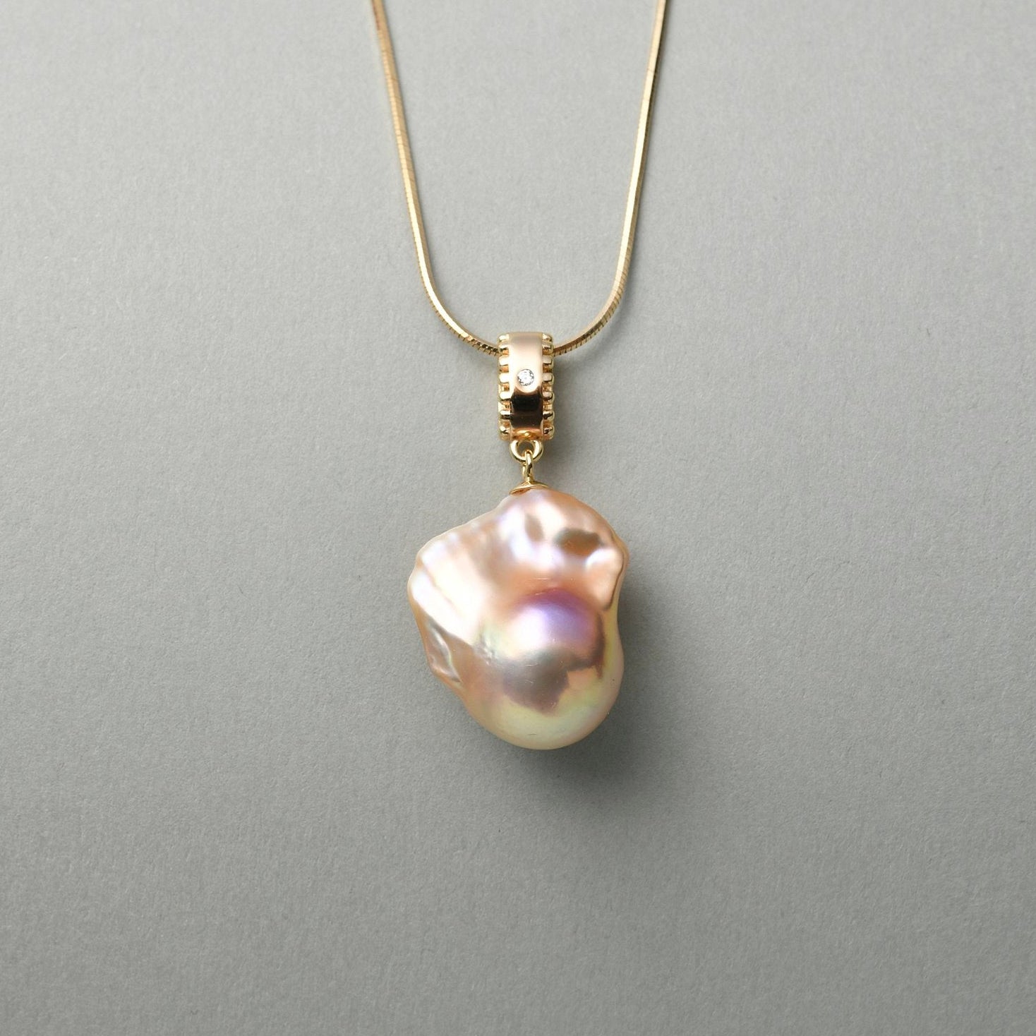 Pendentif en perle baroque irisée thumbnail 2