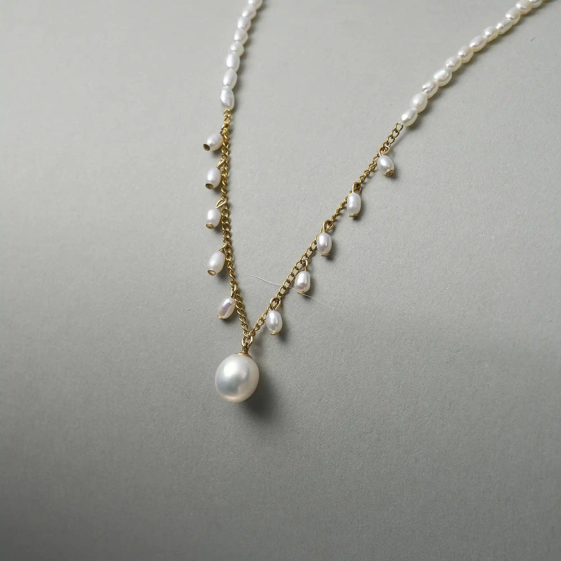 Kate | White Oval Baroque Pearl 18k Gold Necklace