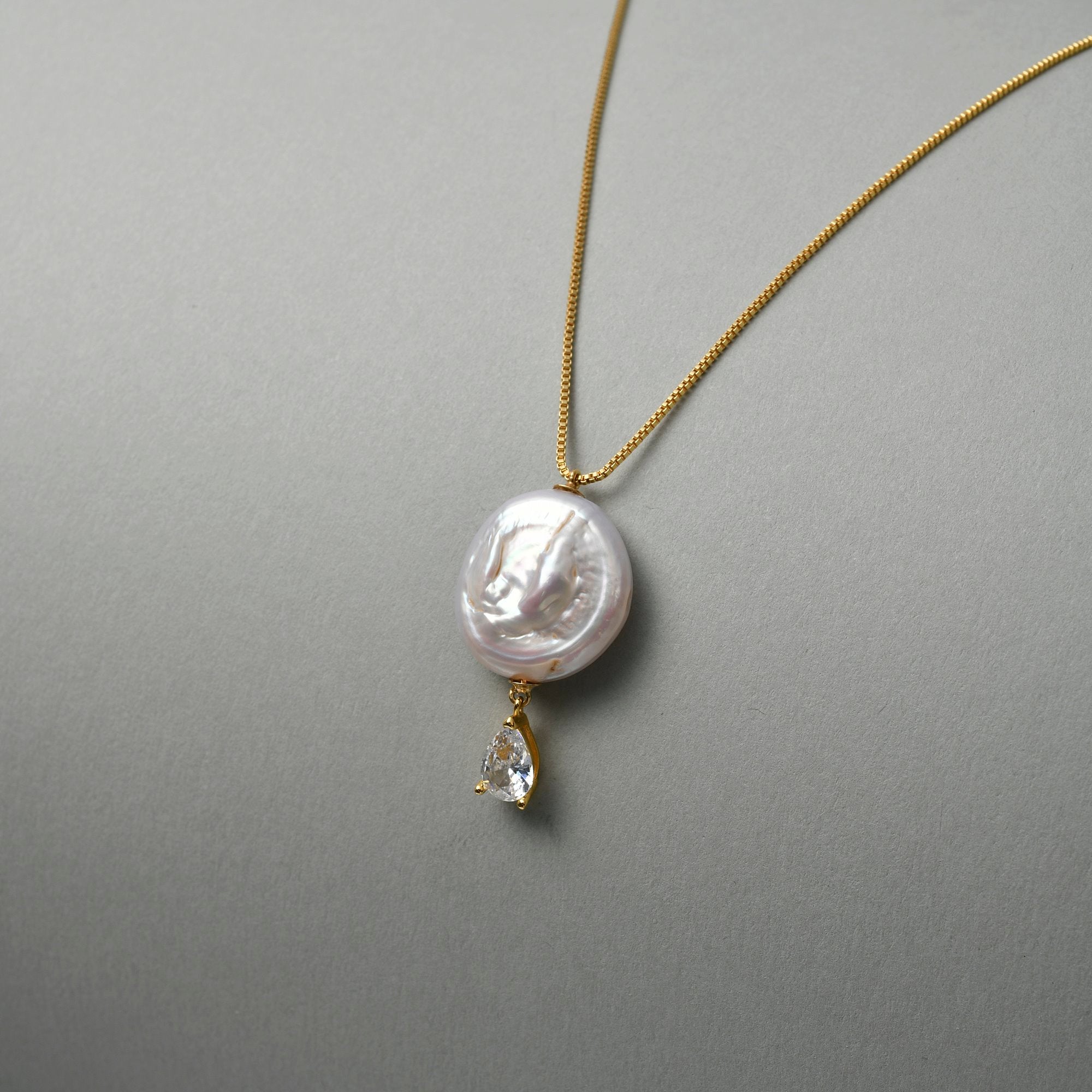 Pendentif perle en forme de pièce de monnaie des Vacances romaines  thumbnail 2