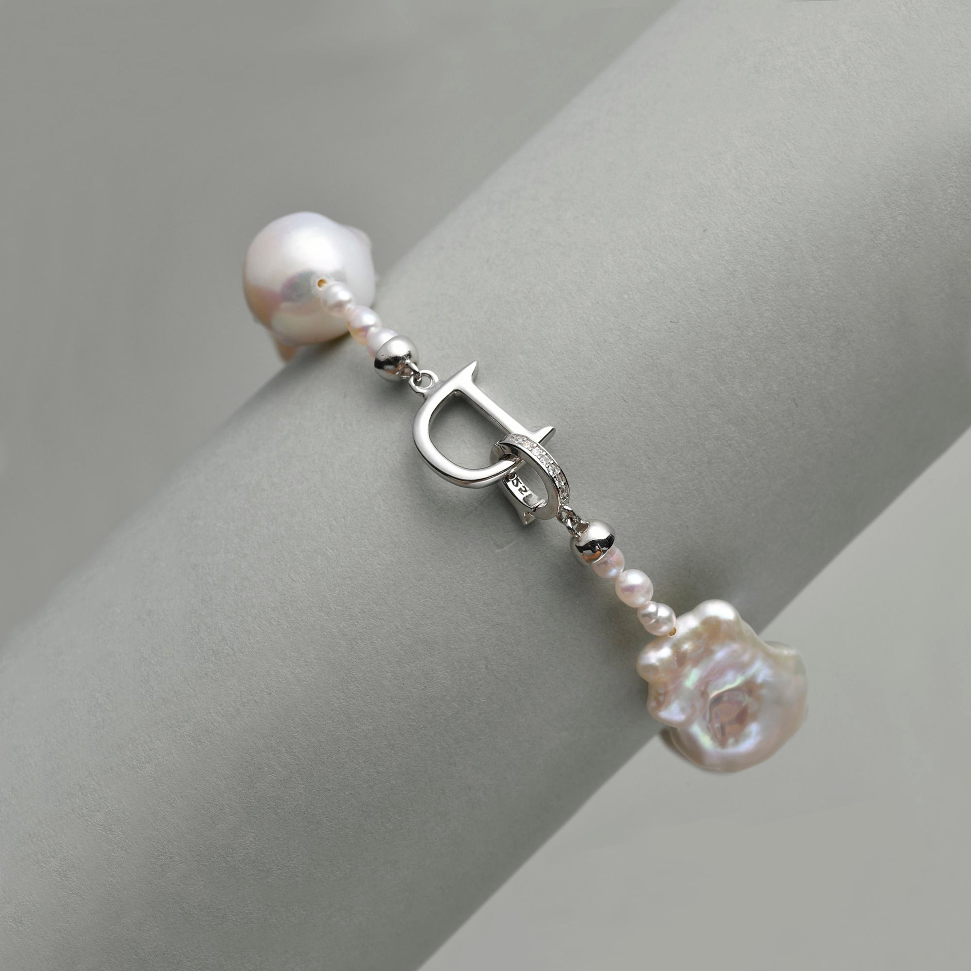 Baroque pearl bracelet metal clasp detail