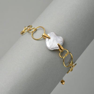 Bracelet en perles à maillons en forme de cœur doré