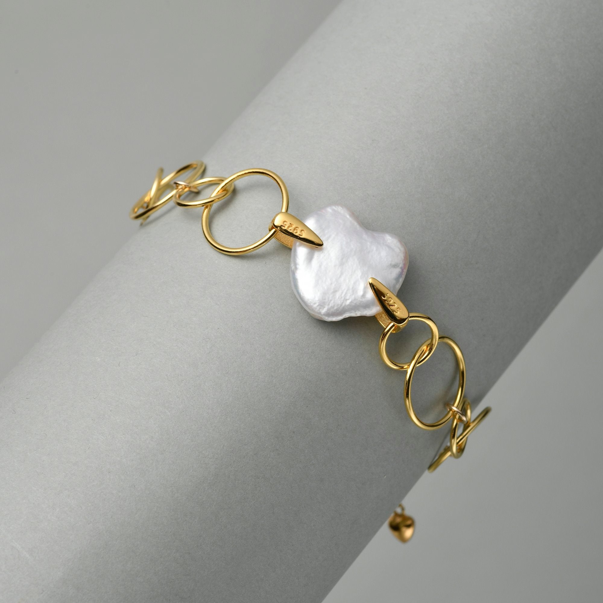 Bracelet en perles à maillons en forme de cœur doré main thumbnail