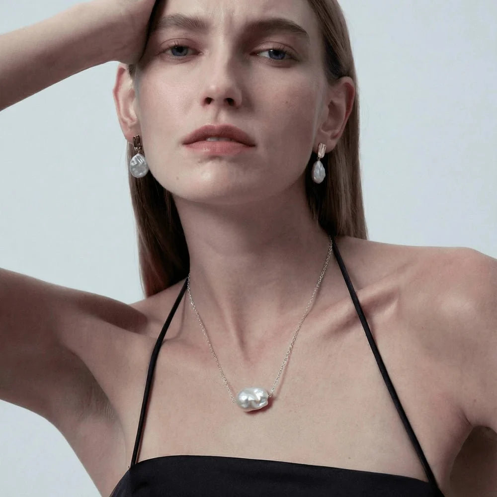 Lory silver pearl pendant model view 2
