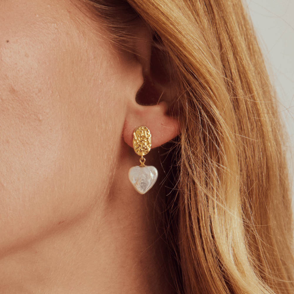 Boucles d'oreilles en forme de cœur, or texturé, perles baroques thumbnail 4