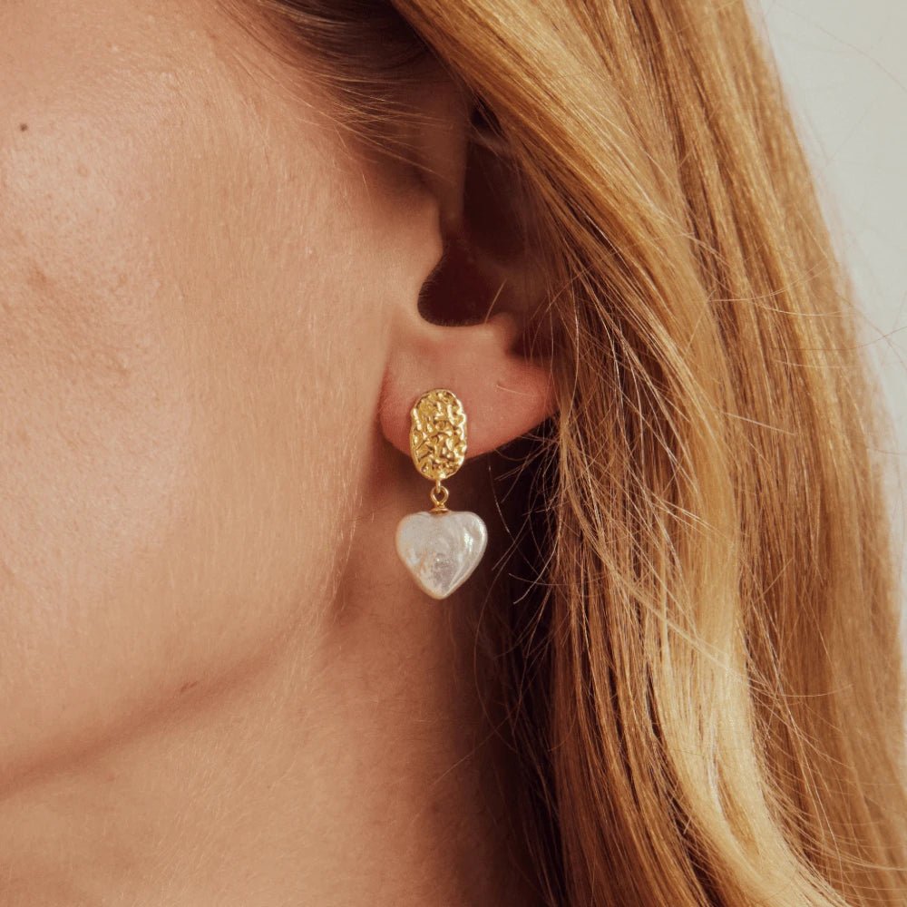 Pulse | White Heart Baroque Pearl 18k Gold Earrings