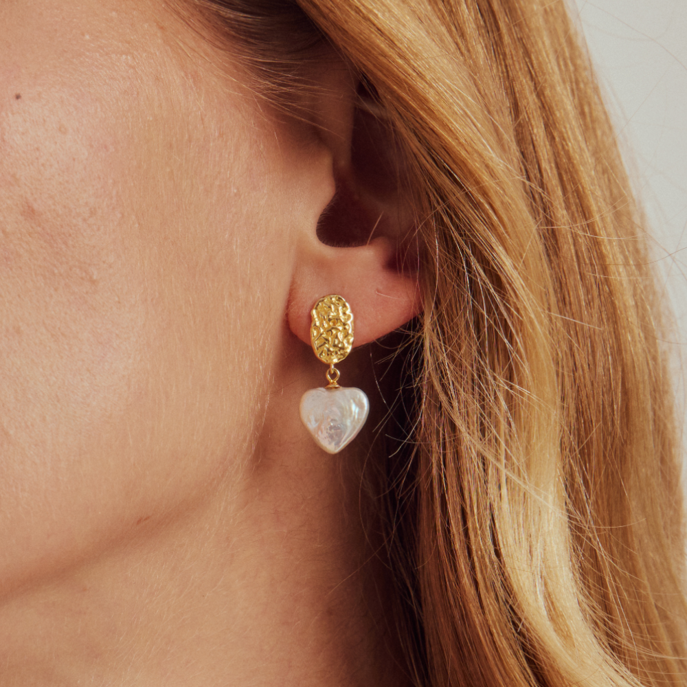 Boucles d'oreilles en forme de cœur, or texturé, perles baroques thumbnail 2