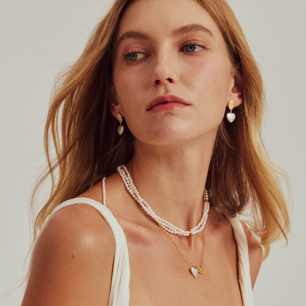 Boucles d'oreilles en forme de cœur, or texturé, perles baroques thumbnail 3