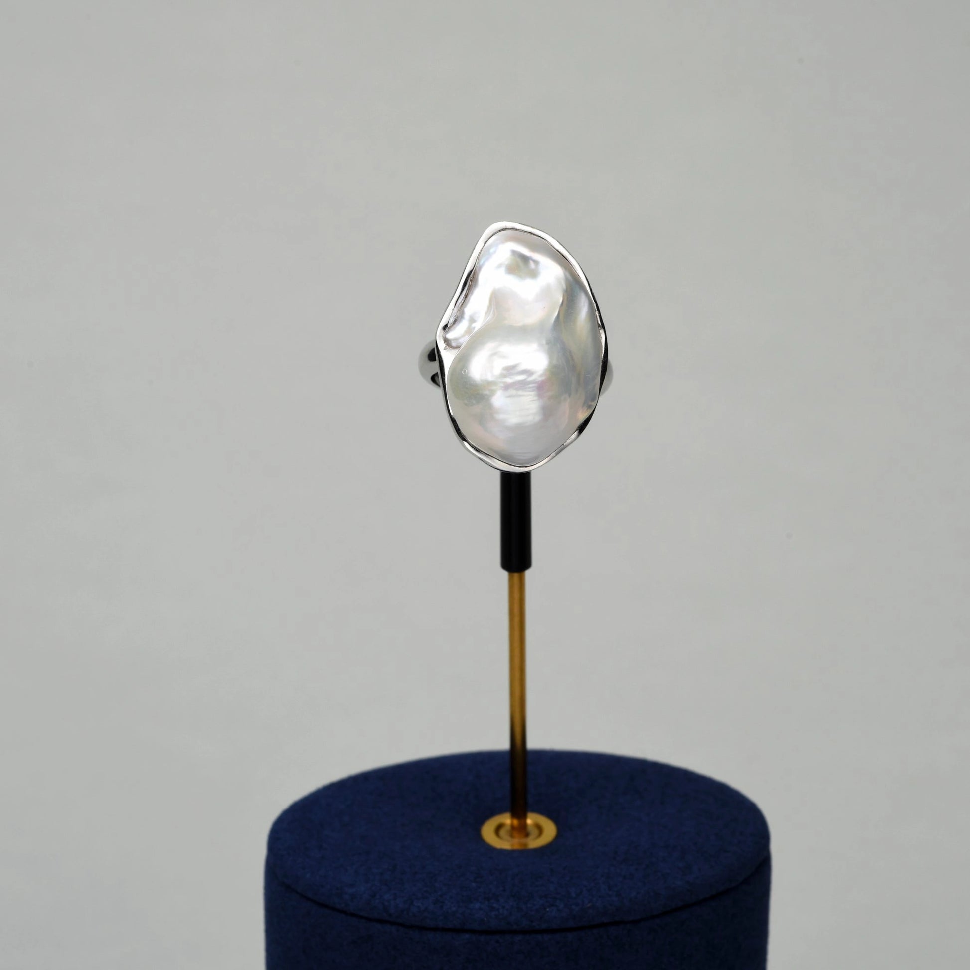 Tivo | White Baroque Pearl Silver Ring