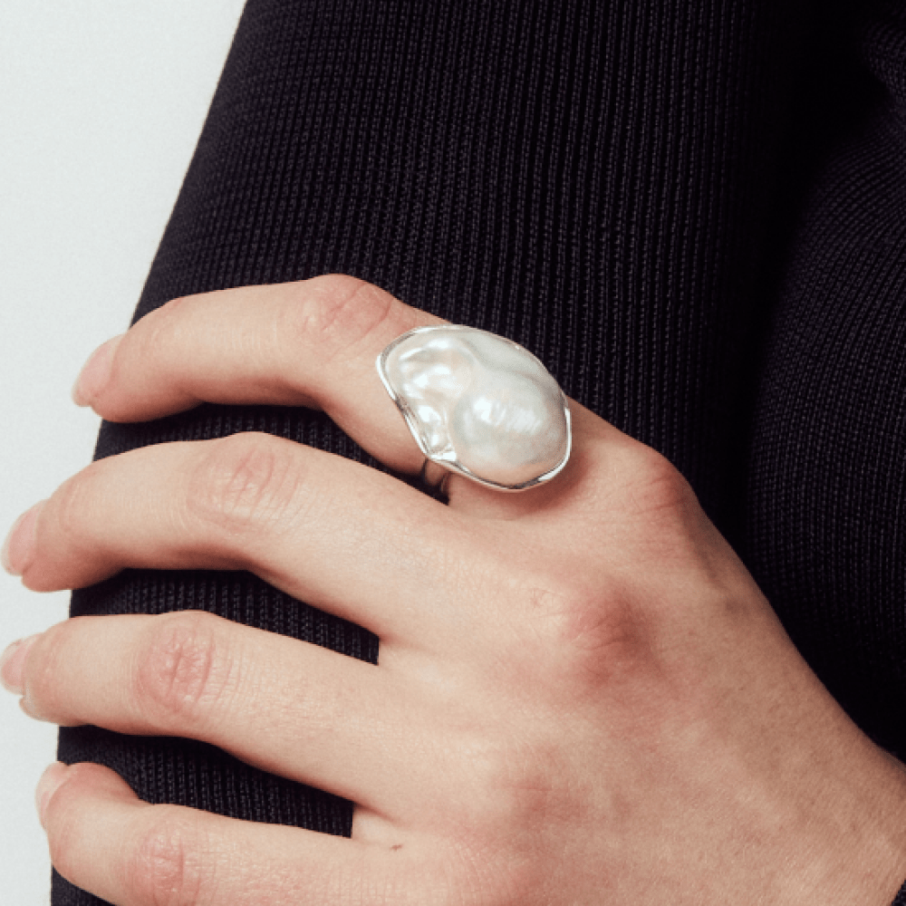 Tivo | White Baroque Pearl Silver Ring