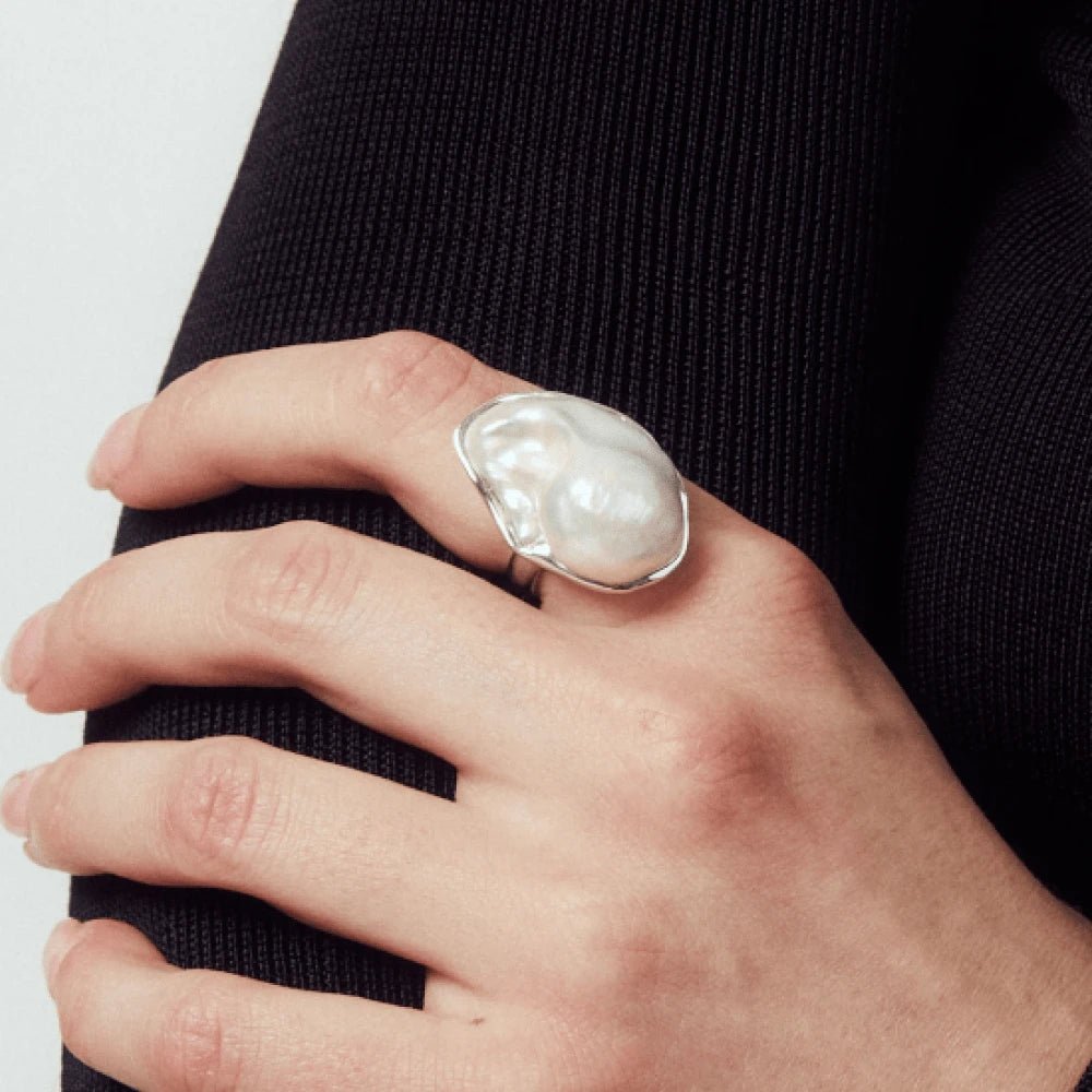Tivo | White Baroque Pearl Silver Ring