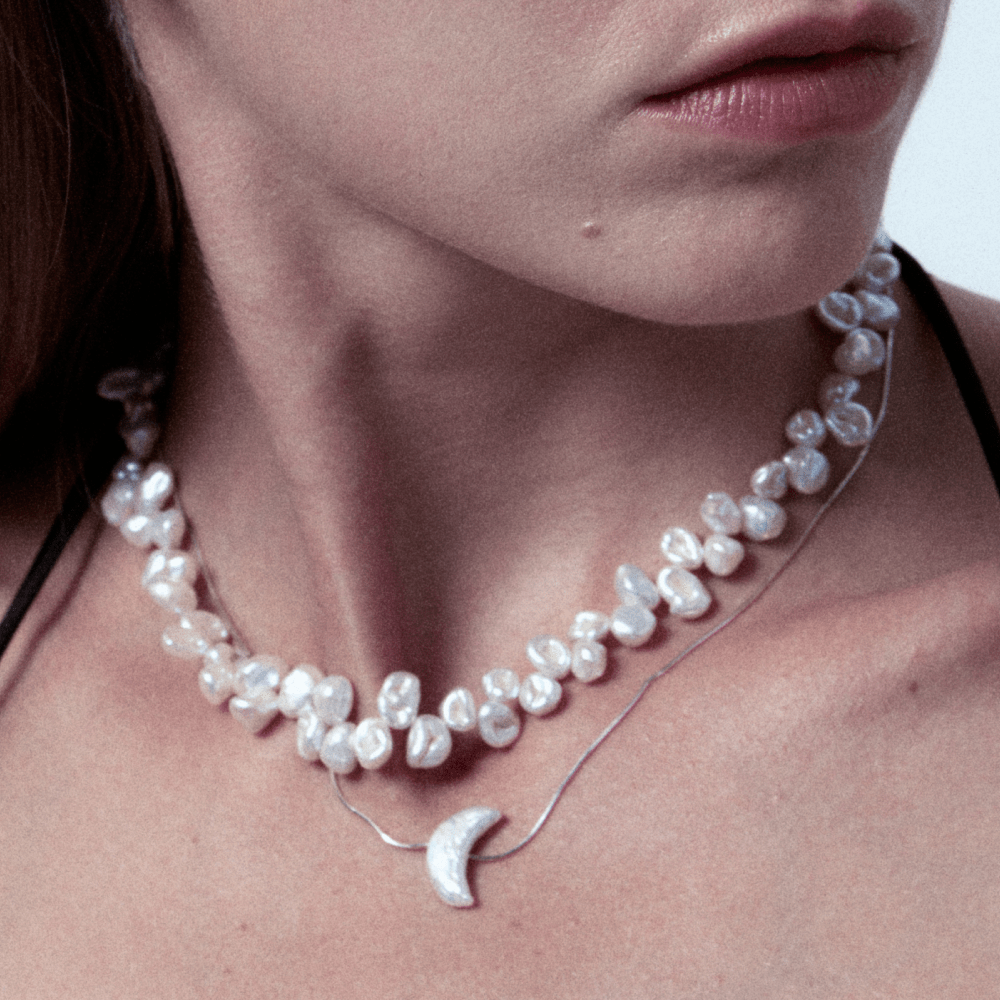 English:Close-up shot of natural Keshi pearl surface luster detail