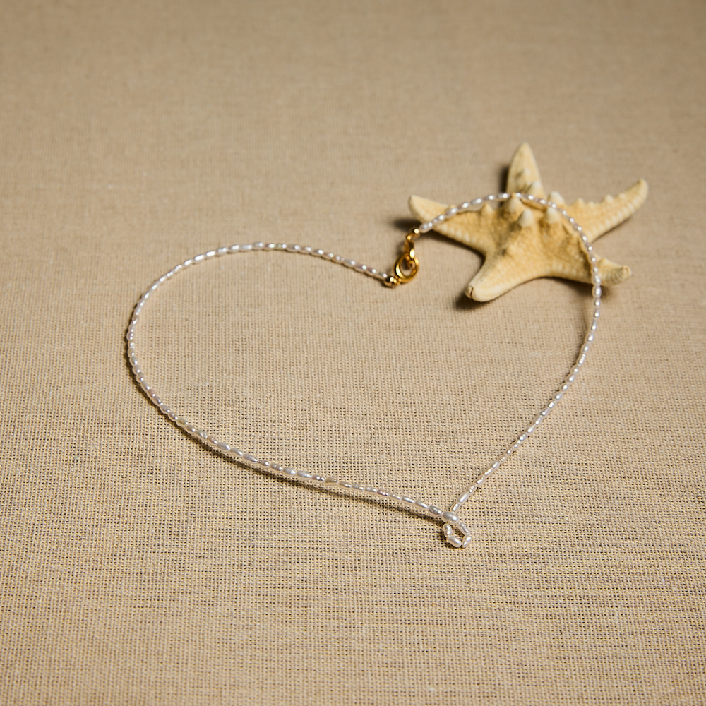 Collier de perles miniatures à nœud torsadé thumbnail 1